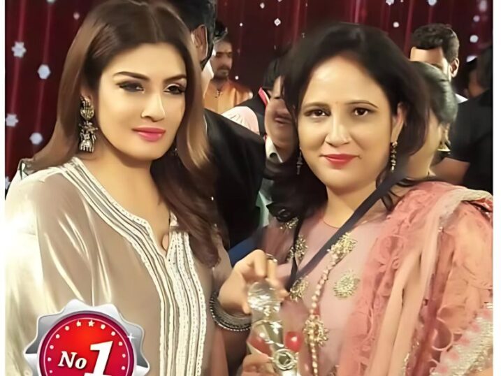 Minakshi Garg, professional makeup artist from Una, Himachal Pradesh, receiving Best Makeup Artist Award from Bollywood actress Raveena Tandon, recognized for bridal, party, and celebrity makeup services in India.